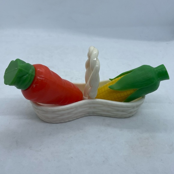 Collectible Salt And Pepper Shaker corn and carrot with basket - Picture 2 of 4